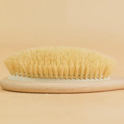 Cette brosse à cheveux naturelle